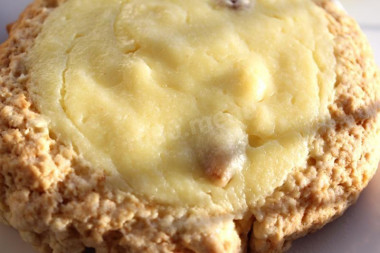 Sernik z twarogiem, rodzynkami i jabłkami