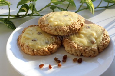 Sernik z twarogiem, rodzynkami i jabłkami