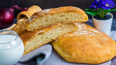 biały chleb na drożdżach z chrupiącą skórką