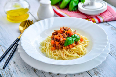 Spaghetti Bolognese z mielonym mięsem i koncentratem pomidorowym