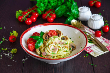 pasta carbonara z pieczarkami boczkiem i śmietaną