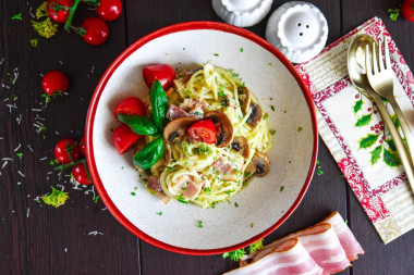 pasta carbonara z pieczarkami boczkiem i śmietaną