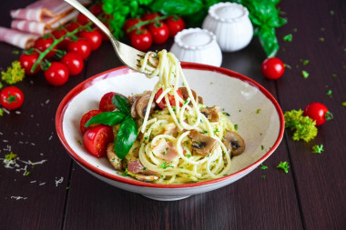 pasta carbonara z pieczarkami boczkiem i śmietaną