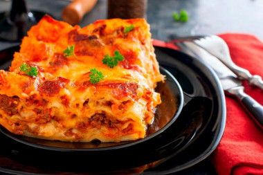 klasyczna lasagne bolognese z sosem beszamelowym