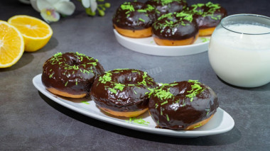 pączki z ciasta drożdżowego w polewie czekoladowej