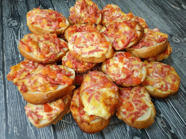 niezrównane mini pizze na bochenku w piekarniku