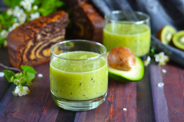 smoothie z awokado, kiwi i selera na soku jabłkowym