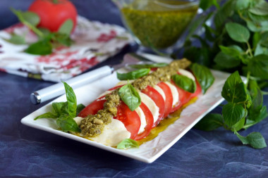 caprese pomidory z pesto i mozzarellą