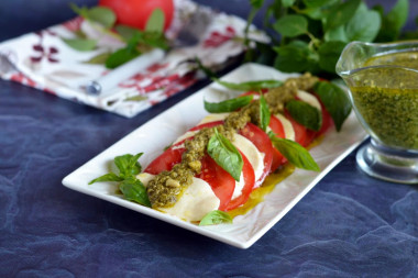 caprese pomidory z pesto i mozzarellą