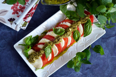 caprese pomidory z pesto i mozzarellą