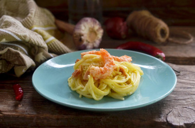 makaron carbonara z krewetkami w sosie śmietanowym