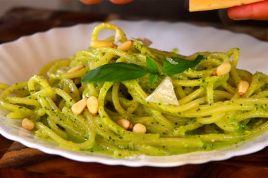 spaghetti z sosem pesto