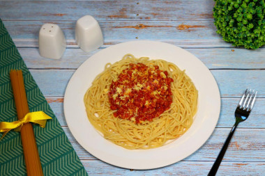 spaghetti z marchewką z mielonej cebuli i sera