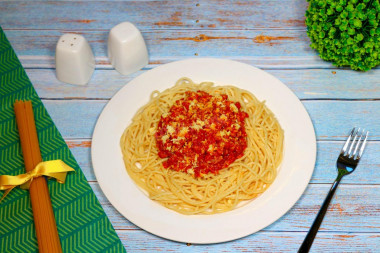 spaghetti z marchewką z mielonej cebuli i sera