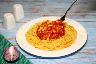 spaghetti z marchewką z mielonej cebuli i sera