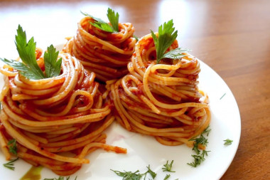 makaron spaghetti w koncentracie pomidorowym z czosnkiem