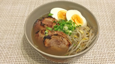 Ramen Tonkotsu Ramen - Japońska zupa z makaronem