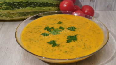 zupa-puree z cukinii z pomidorami i śmietaną