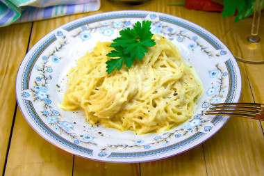 spaghetti z twardym serem i śmietaną spaghetti z twardym serem i śmietaną