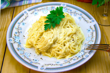 spaghetti z twardym serem i śmietaną spaghetti z twardym serem i śmietaną