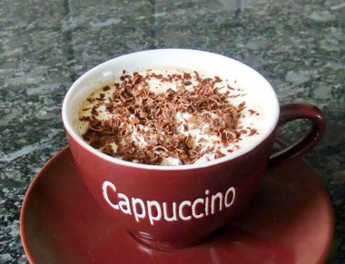 cappuccino z migdałami i brązowym cukrem