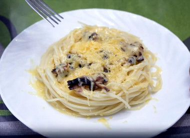 makaron spaghetti z pieczarkami i twardym parmezanem