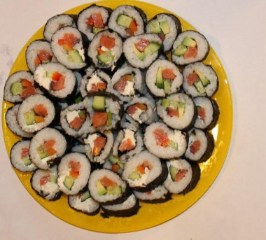 domowe bułeczki i nigiri sushi