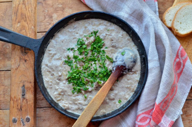 wątróbka drobiowa w śmietanie z cebulą, smażone na patelni