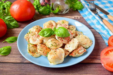 pierogi smażone ze śmietaną na patelni