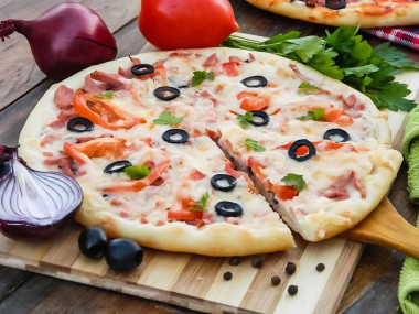 domowa pizza w piekarniku z kiełbasą klasyczną