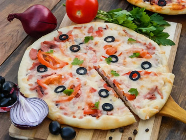 domowa pizza w piekarniku z kiełbasą klasyczną