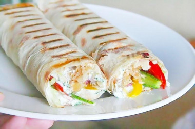 Shawarma z kurczakiem w chlebie pita na patelni