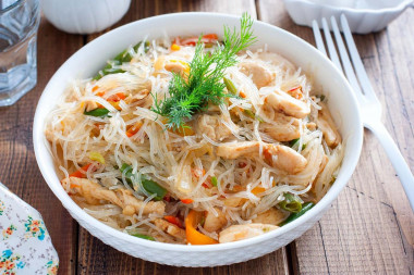 Funchoza z kurczakiem, warzyw i sosu sojowego