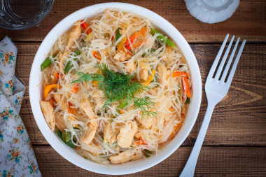 Funchoza z kurczakiem, warzyw i sosu sojowego