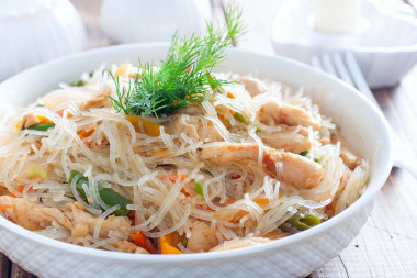 Funchoza z kurczakiem, warzyw i sosu sojowego