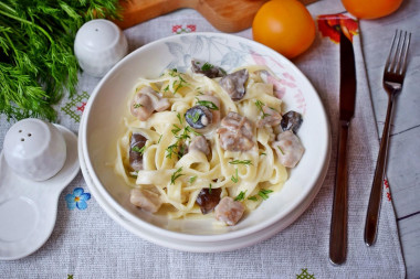 makaron fettuccine kurczak z grzybami w sosie śmietanowym