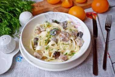 makaron fettuccine kurczak z grzybami w sosie śmietanowym