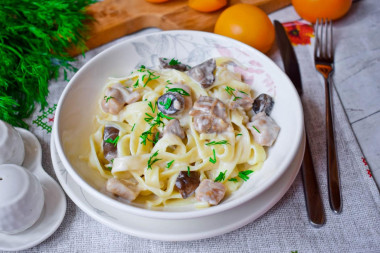 makaron fettuccine kurczak z grzybami w sosie śmietanowym