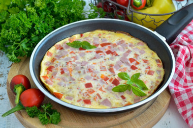 bujny omlet z mlekiem i kiełbasą na patelni