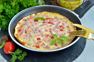 bujny omlet z mlekiem i kiełbasą na patelni